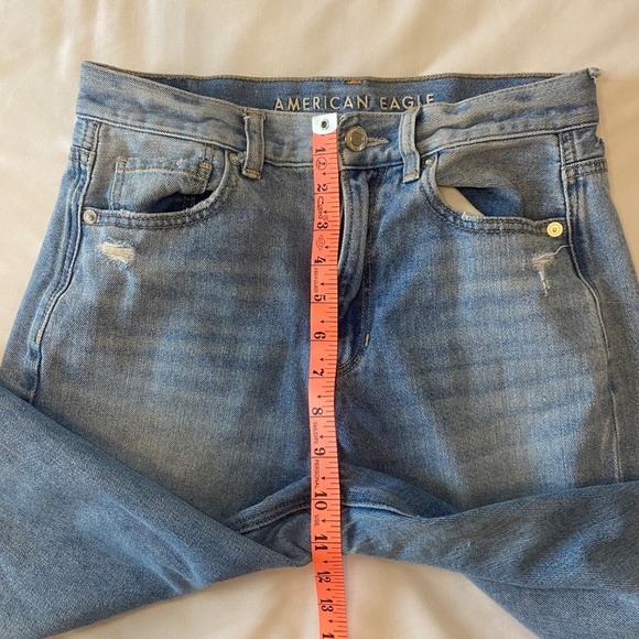 American Eagle High Rise Distressed Mom Jean Medium Wash Size 4?‎ - Picture 5 of 7